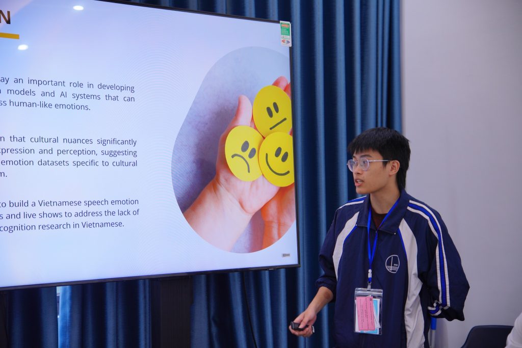 Quang Anh thuyết trình tại hội nghị quốc tế