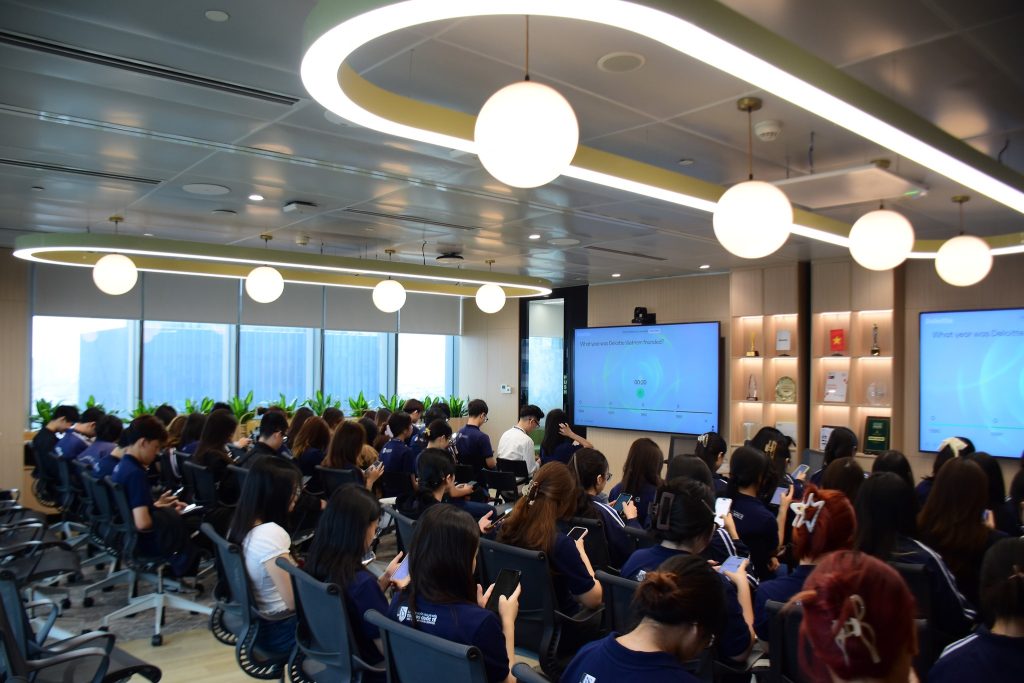 Sinh viên Trường Quốc tế thăm Deloitte