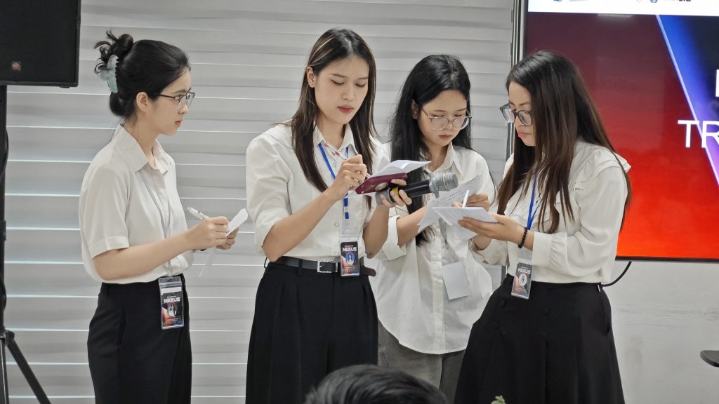 Đội thi FDB Talent thuyết trình 2