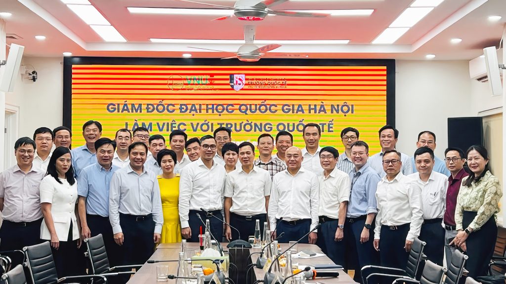 Tập thể Trường Quốc tế và Giám đốc ĐHQGHN