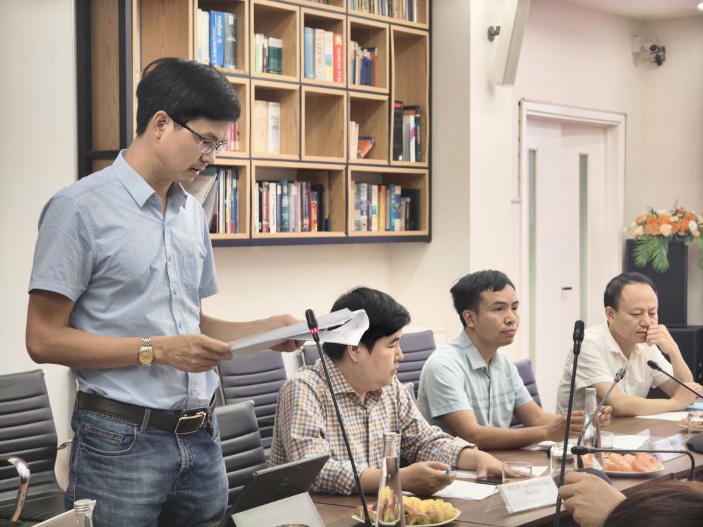 Chuyên gia thảo luận tại hội đồng