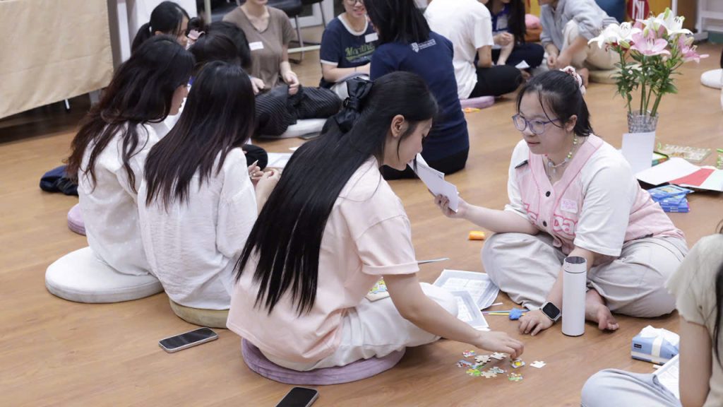 Hoạt động nặn đất sét tại workshop