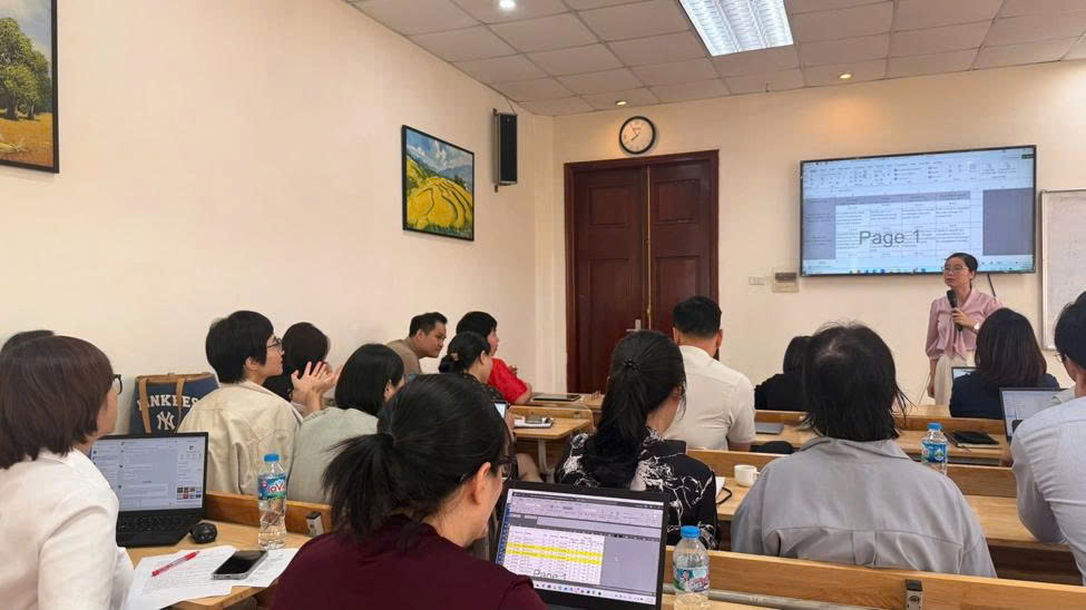 Các giảng viên thảo luận về việc cải tiến chương trình đào tạo