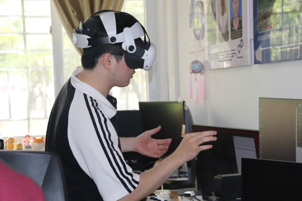Sinh viên tham quan phòng thí nghiệm robot