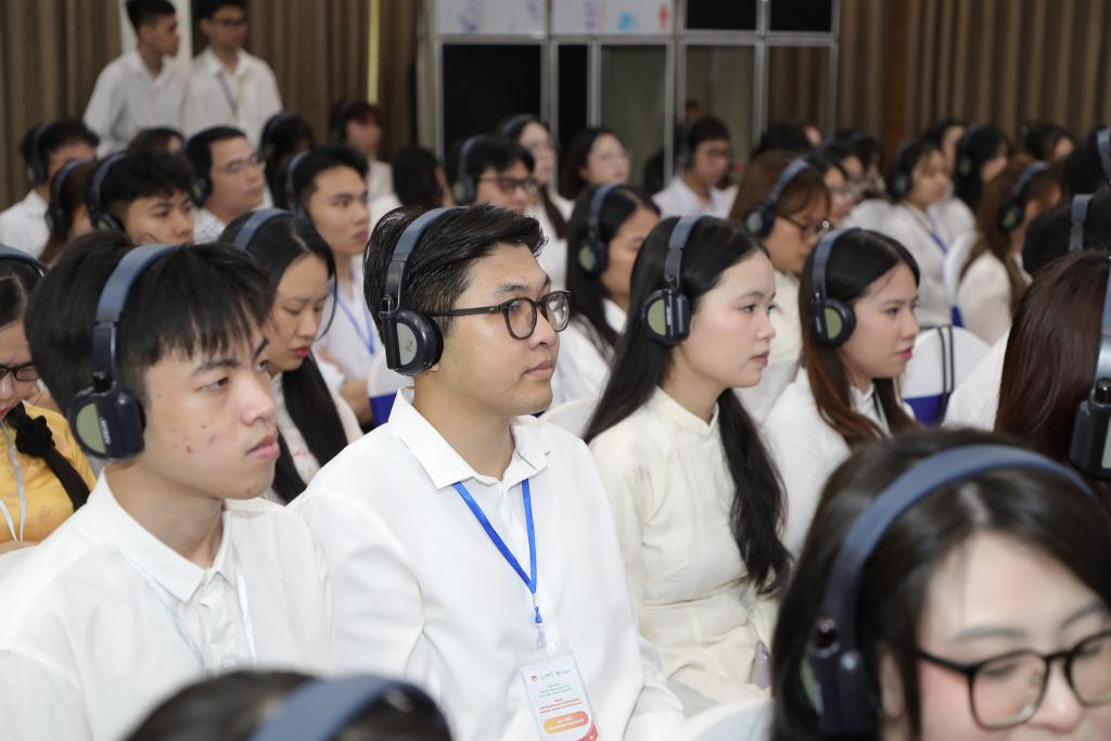 Người tham dự lắng nghe