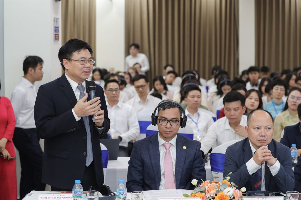 Phó Chủ tịch Quốc hội Đức thảo luận sinh viên