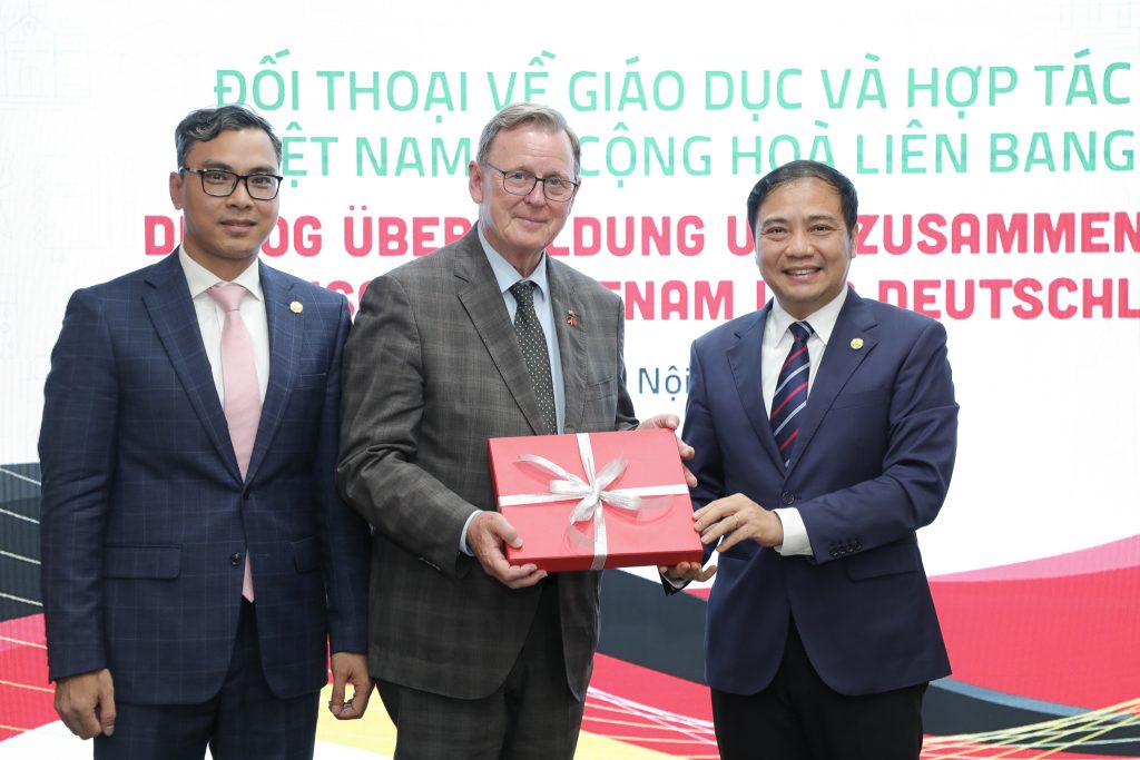 Tặng quà lưu niệm