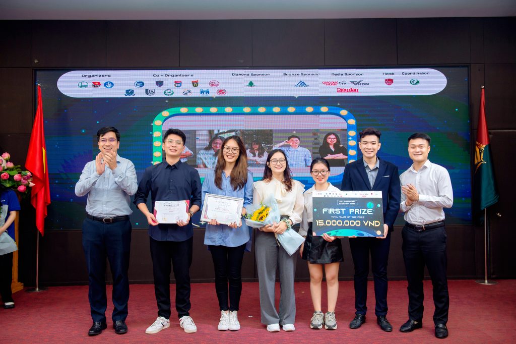 Hạnh và các bạn trong nhóm đạt giải Nhất cuộc thi VNU Start-up Innovation năm 2022