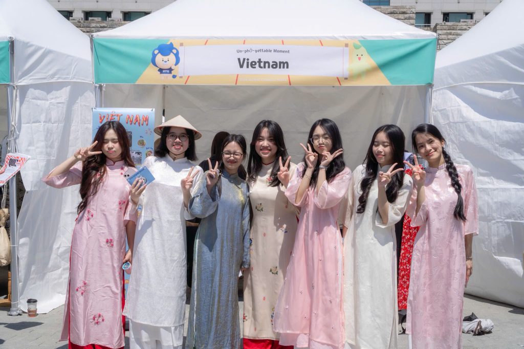 Kim Ngân và bạn bè tại Việt Nam