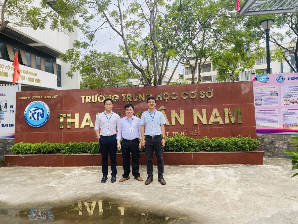 Cán bộ trường Quốc tế tại điểm thi