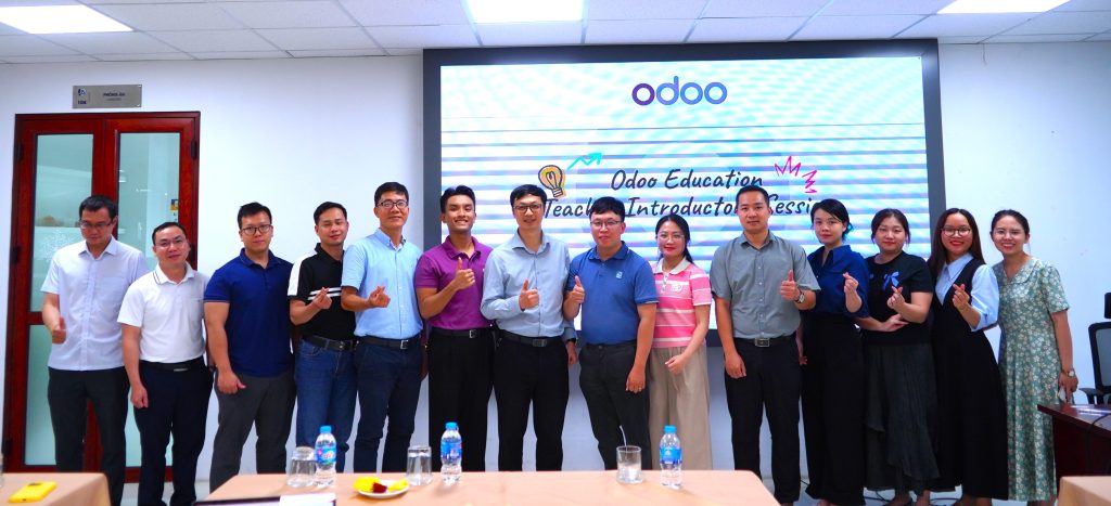 Đoàn cán bộ giảng viên Trường Quốc tế chụp ảnh lưu niệm cùng Odoo