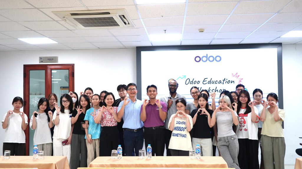Sinh viên chăm chú lắng nghe và thực hành trên hệ thống Odoo