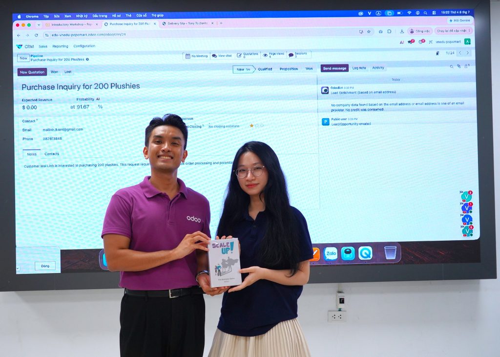Trao quà lưu niệm Odoo dành cho các bạn sinh viên