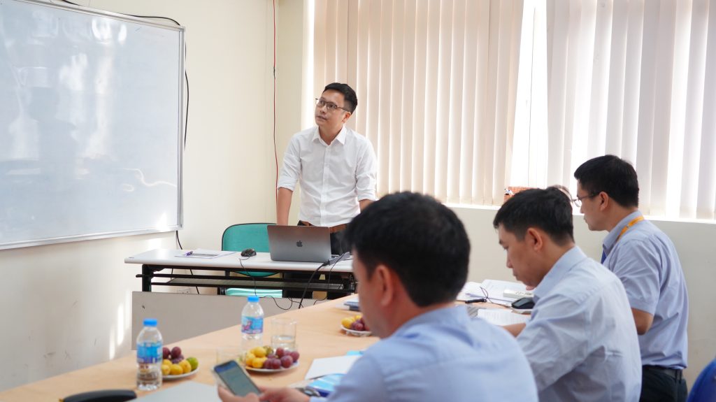 Hình ảnh trao đổi tại buổi bảo vệ