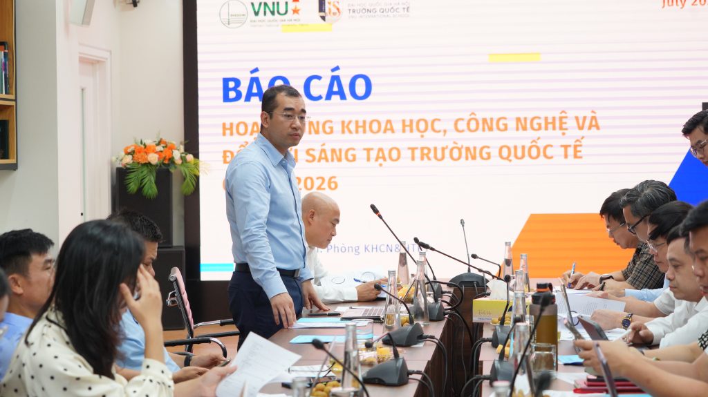 Đại diện phòng khoa học công nghệ báo cáo