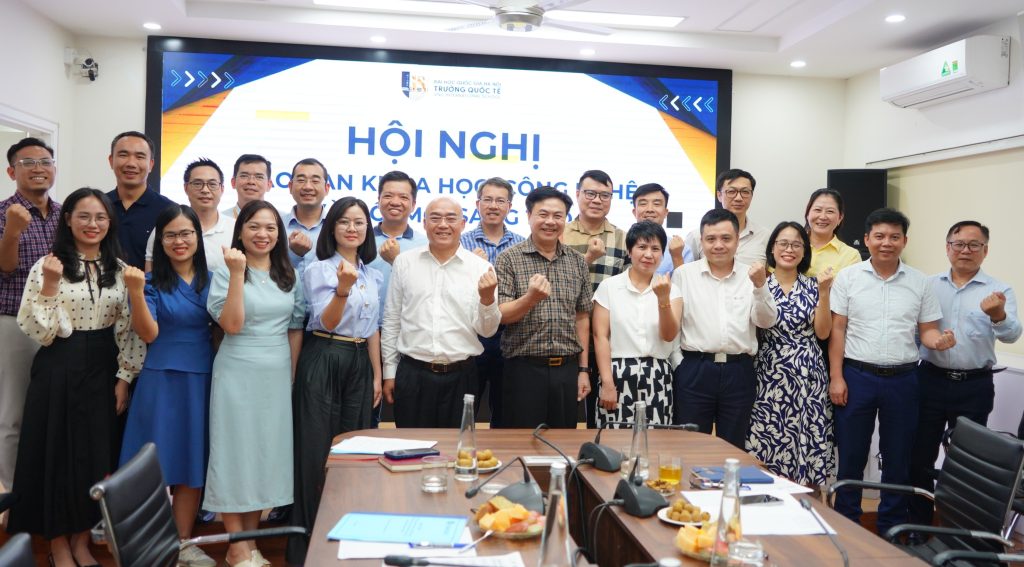 Tập thể đại biểu tham dự hội nghị chụp hình lưu niệm