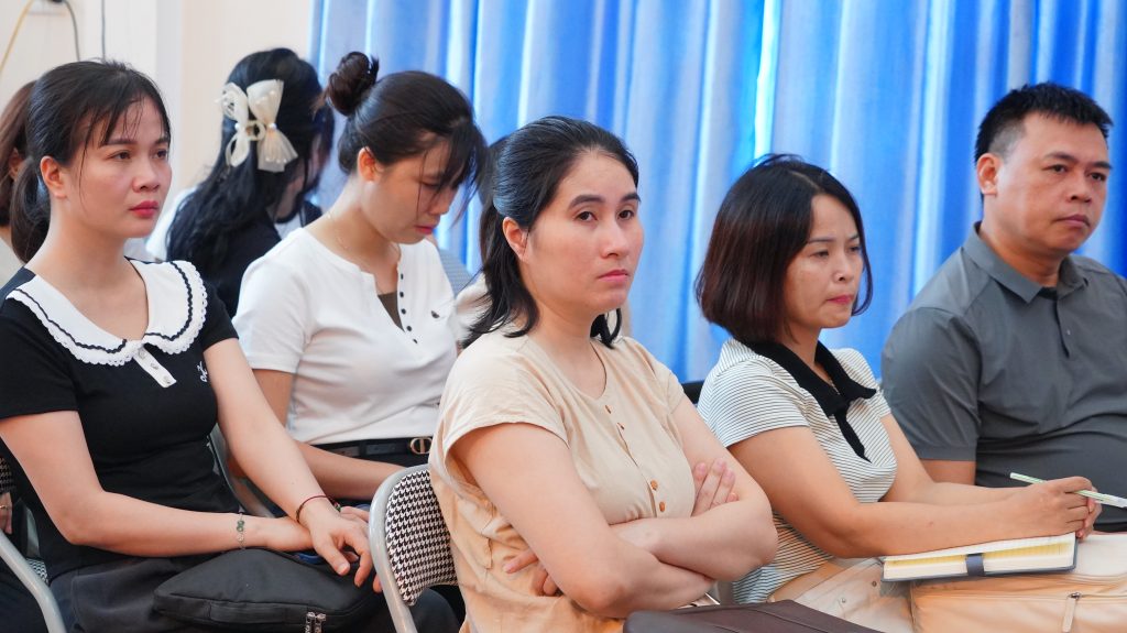 Các thầy cô chăm chú lắng nghe bài giảng