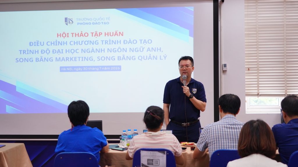 Phó Hiệu trưởng Nguyễn Quang Thuận phát biểu khai mạc