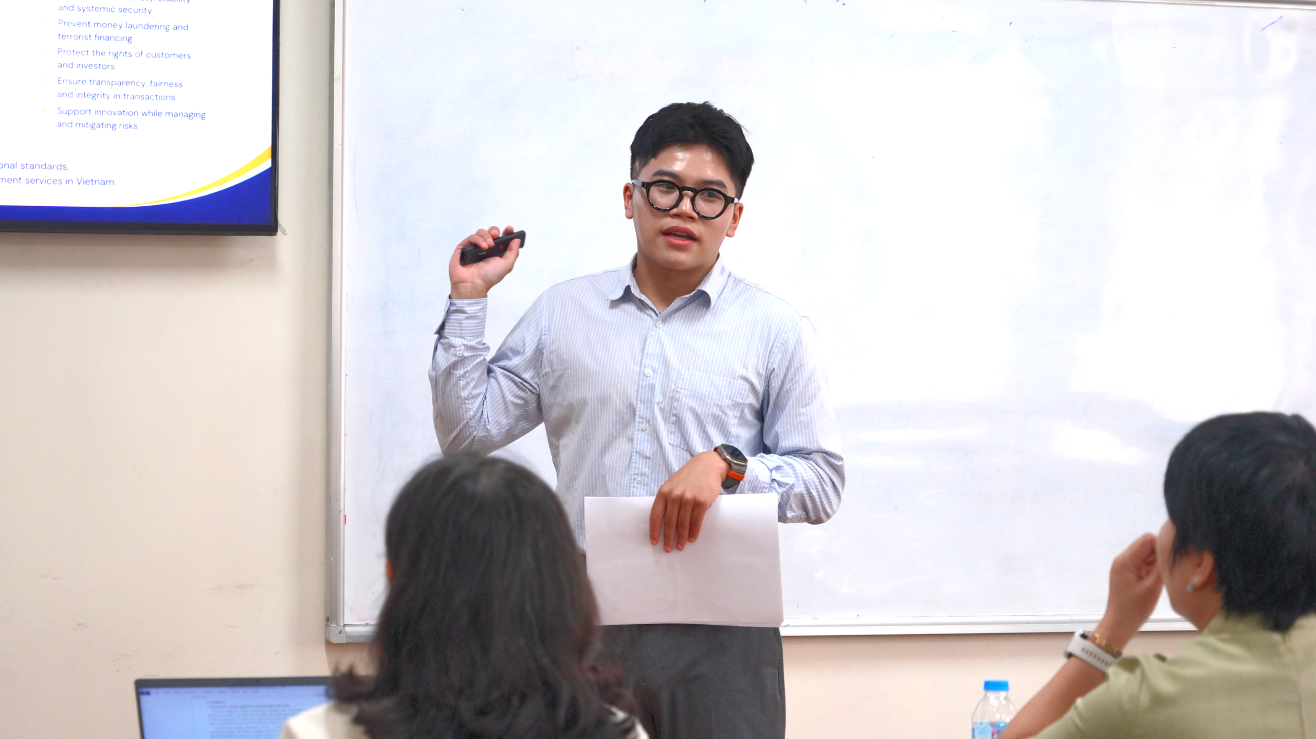Hội đồng và học viên bảo vệ luận văn