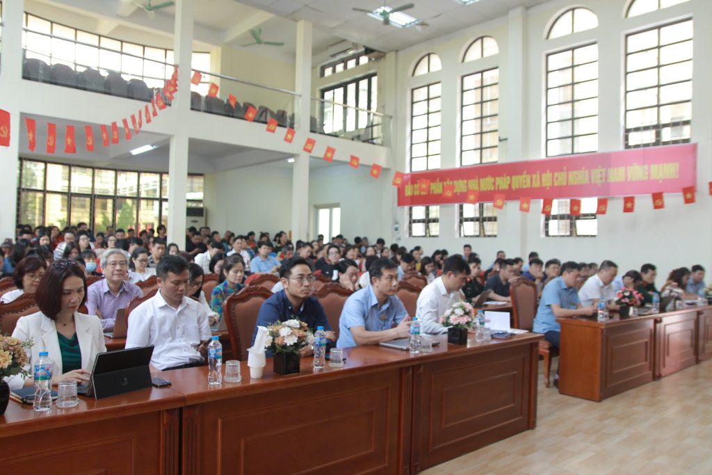 Không khí học tập sôi nổi với sự tham gia đầy đủ của hơn 200 học viên tại phiên khai mạc.