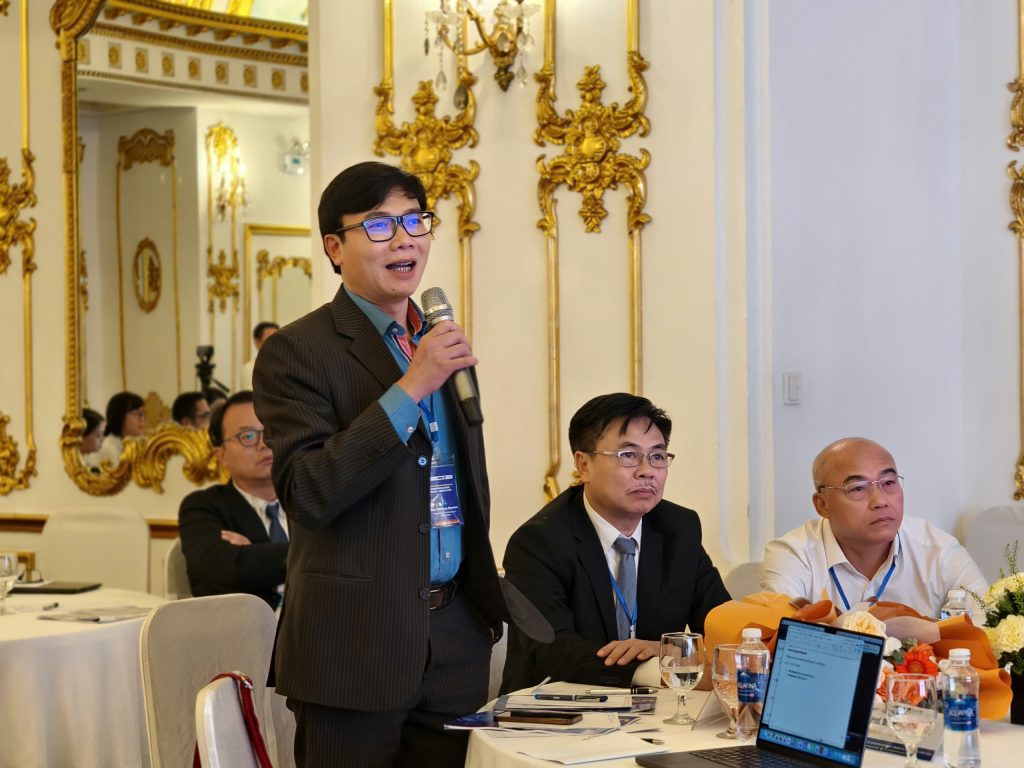 GS.TS Nguyễn Đức Khương thảo luận với chuyên gia