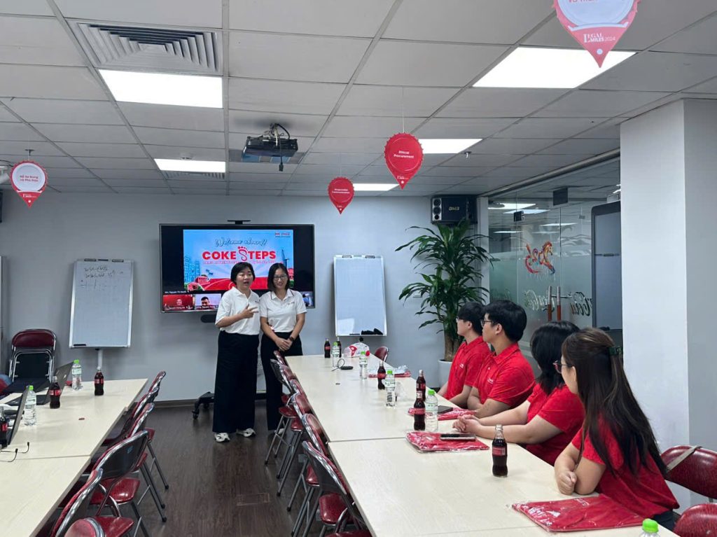 Các sinh viên Trường Quốc tế tham gia chương trình tập huấn Swire Coca-Cola Vietnam