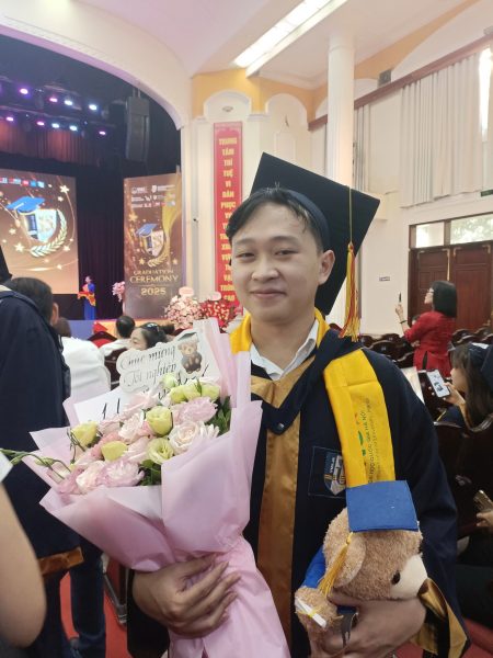 Dũng tại Lễ tốt nghiệp Cử nhân ICE