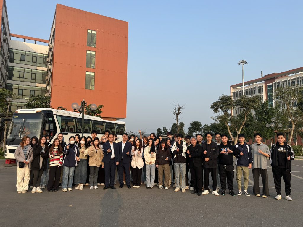 30 sinh viên khóa đầu tiên của ISEL