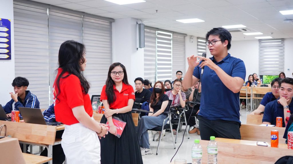 Sinh viên Trường Quốc tế trao đổi, chia sẻ cùng nhà tuyển dụng