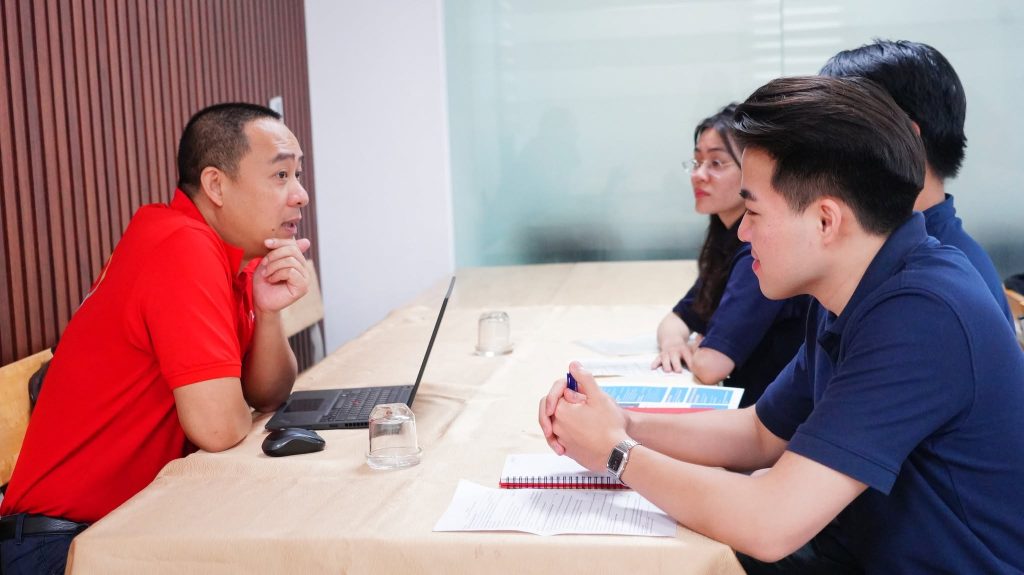 Đại diện Công ty Coca-Cola phỏng vấn sinh viên Trường Quốc tế