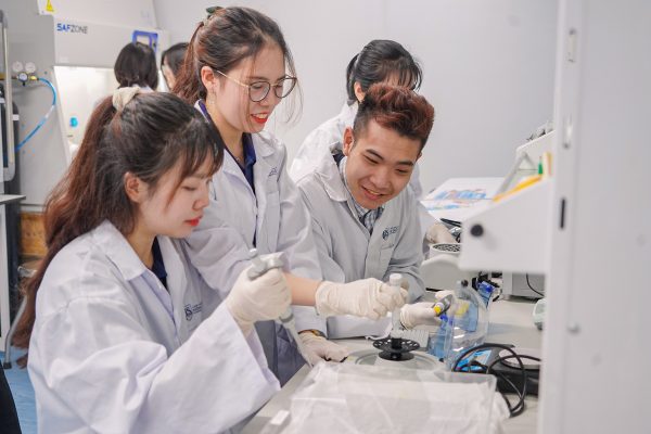 Học viên ngành Kỹ thuật Y sinh thực hành tại phòng lab