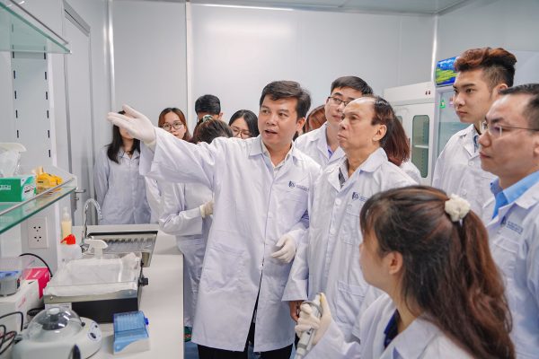 Giảng viên và chuyên gia hướng dẫn học viên