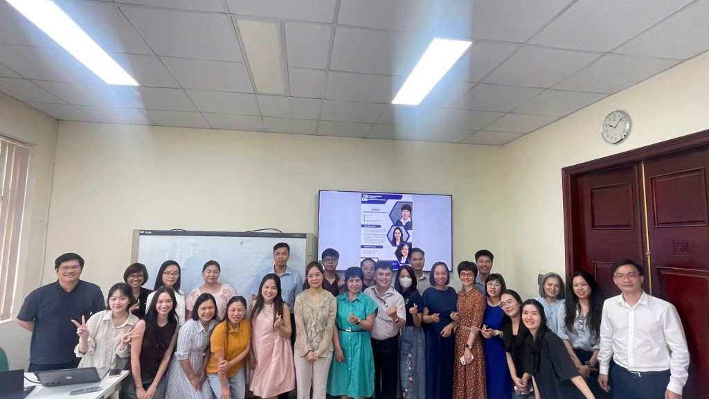Ban Chủ nhiệm Khoa chụp ảnh lưu niệm