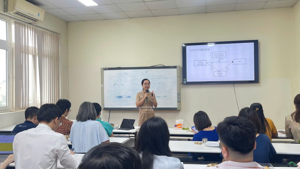 TS. Trần Thị Thu Hải trình bày
