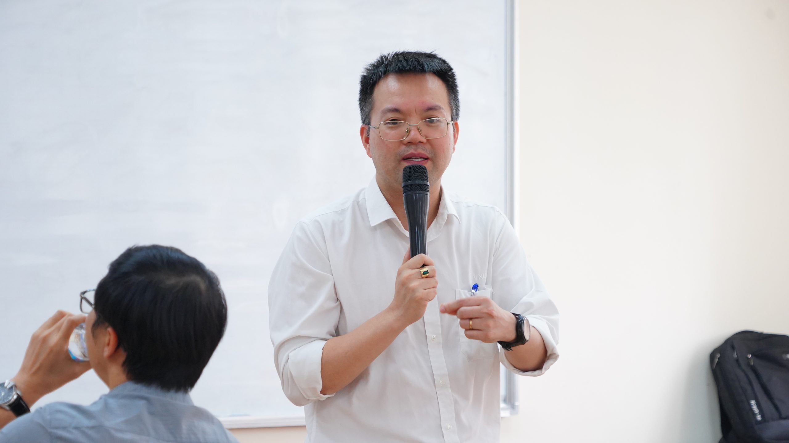 Tân học viên, nghiên cứu sinh nhận quà đầu khóa