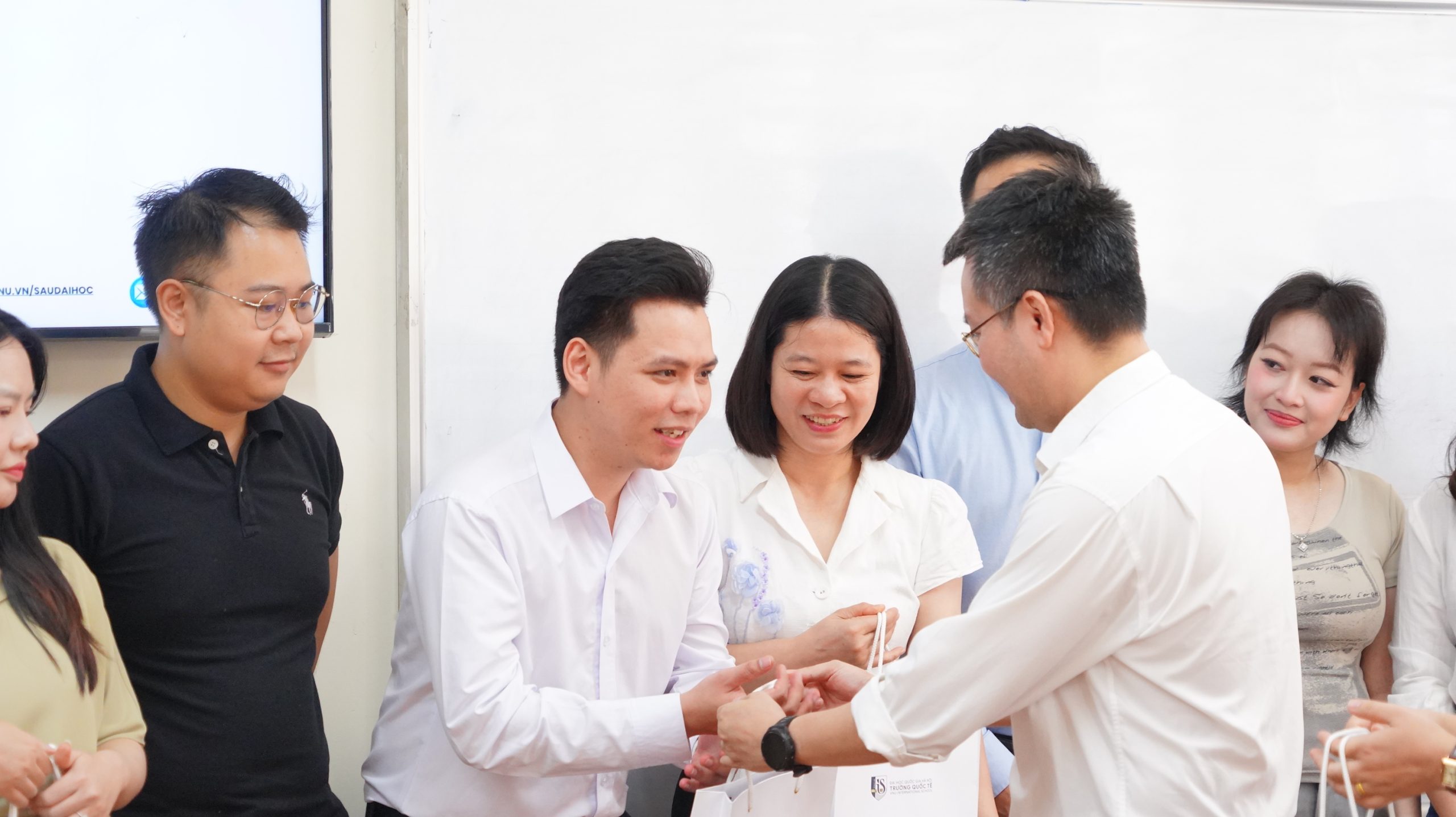 Tân học viên, nghiên cứu sinh đặt câu hỏi