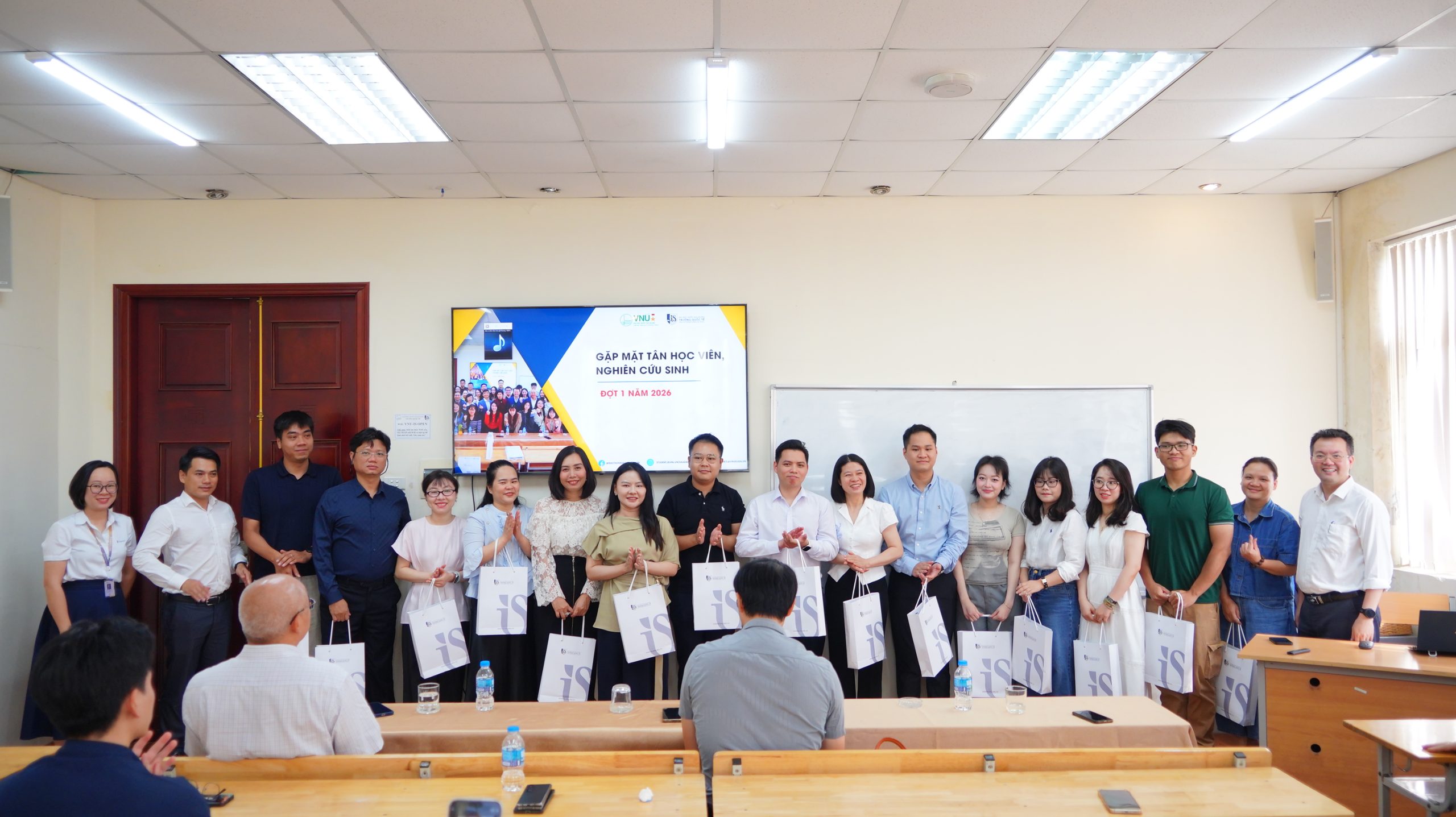Tập thể thầy cô và học viên chụp ảnh lưu niệm