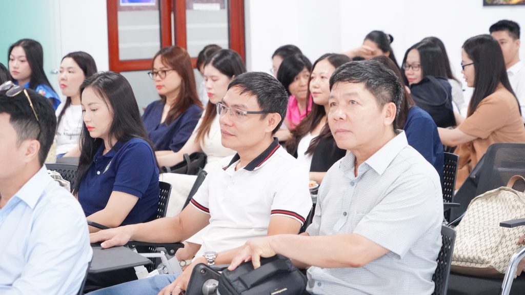 Người tham dự chương trình lắng nghe