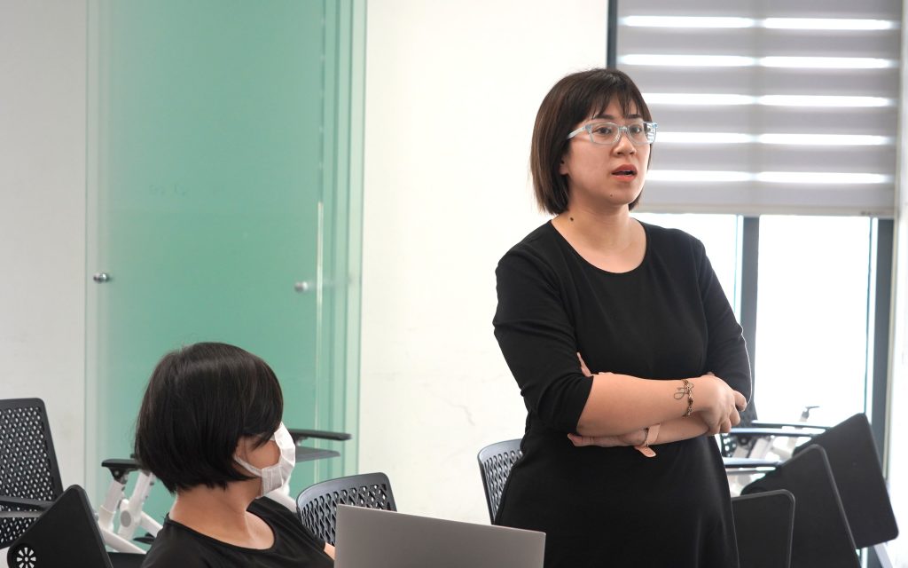 Người tham dự tọa đàm trao đổi