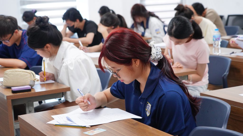 Tân sinh viên K25 bước vào kỳ thi đầu tiên trên giảng đường đại học