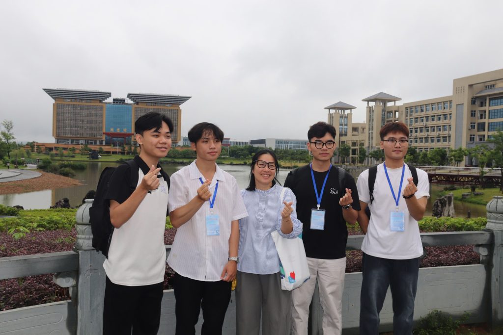 Đội thi Trường Quốc tế giành giải Nhất