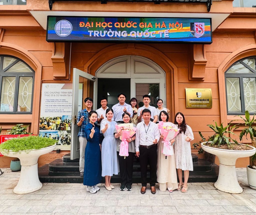 Mỹ Hạnh chụp ảnh lưu niệm cùng thầy cô và bạn học