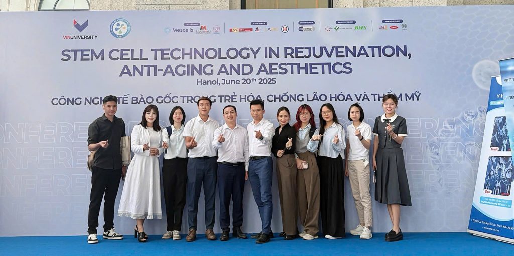 Cô giáo Ngô Anh Đào cùng các đồng môn