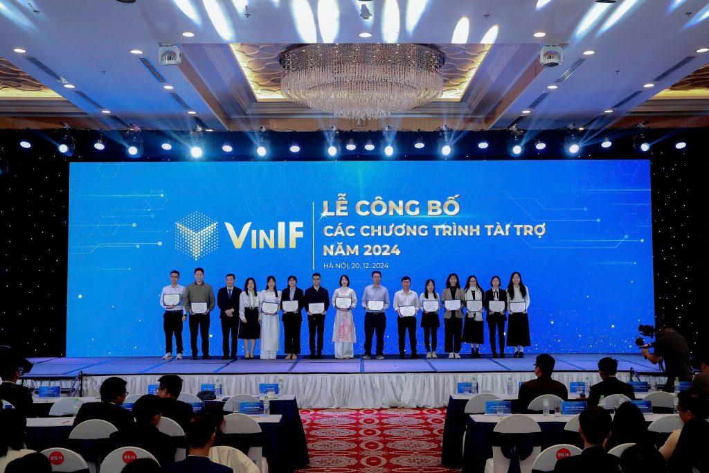 Nhận học bổng VinIF