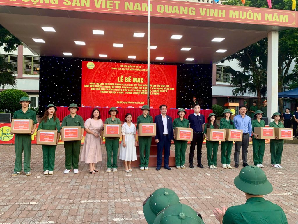 Trao quà động viên sinh viên
