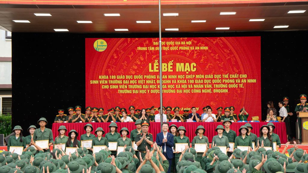 1.364 sinh viên Trường Quốc tế tham dự Lễ bế mạc Khóa 190
