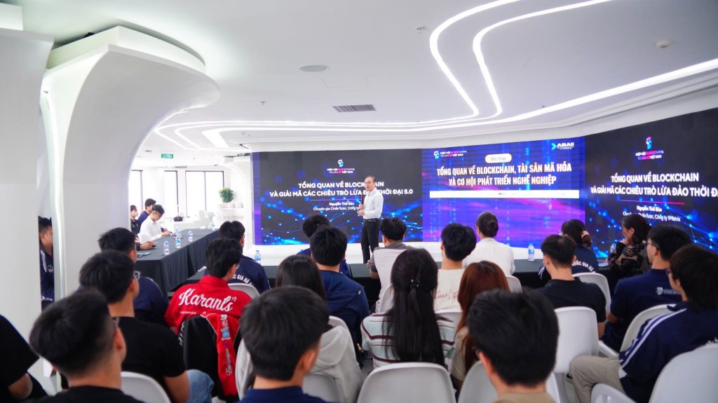 Sinh viên FDB thực hành dự án