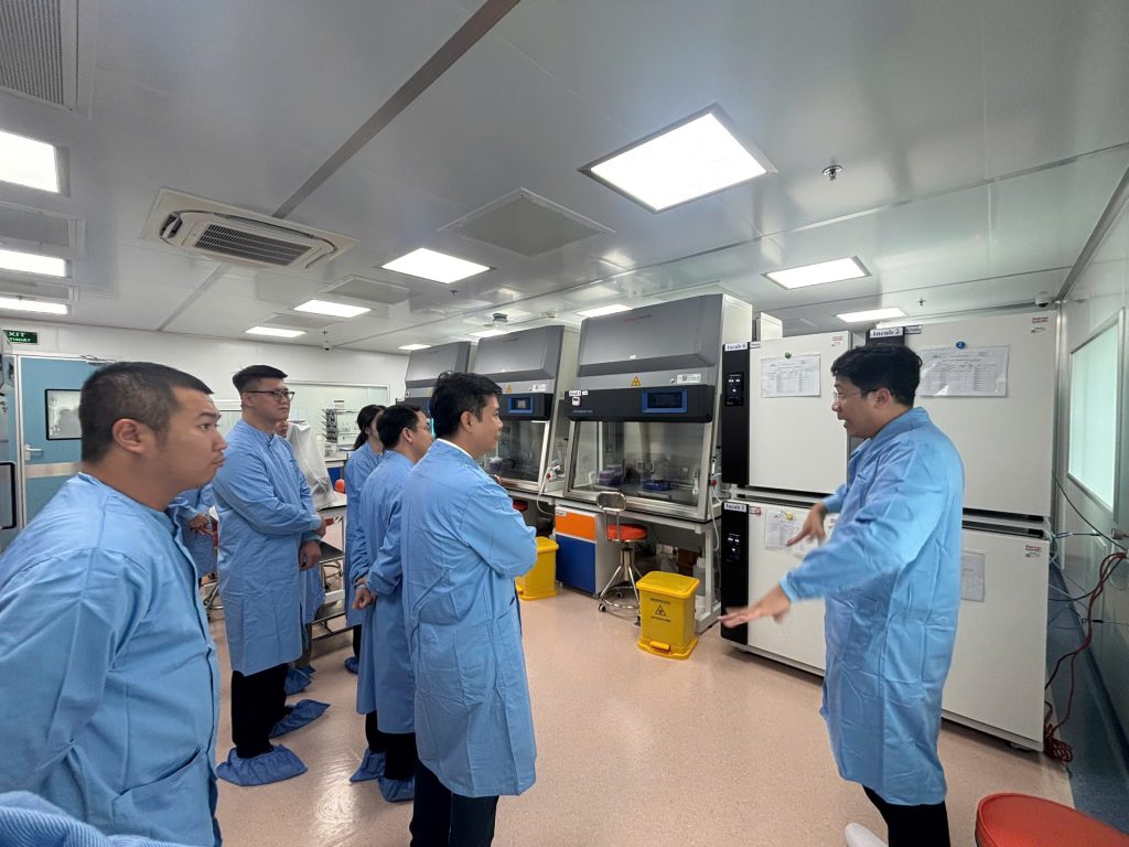 Học viên tham quan phòng thí nghiệm