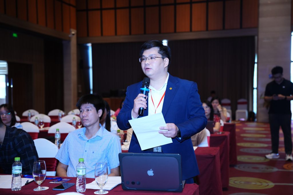 TS. Nguyễn Ngọc Anh trao đổi tại hội thảo