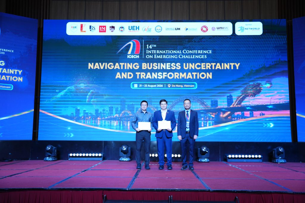 TS. Nguyễn Ngọc Anh nhận giải